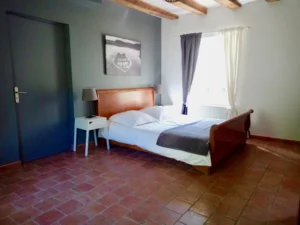 chambre spacieuse avec lit 2 places