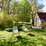 transats à disposition dans le vaste jardin