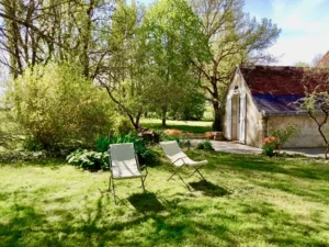 transats à disposition dans le vaste jardin