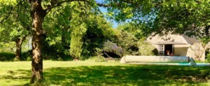 piscine et transats dans le jardin du gite