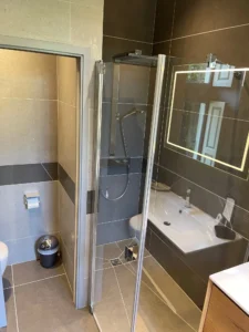 salle de bain avec douche à l'italienne