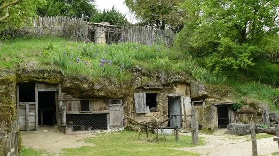 valée troglodyte à visiter à proximité