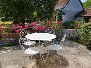 salon d'extérieur au milieu des fleurs dans le jardin du gîte