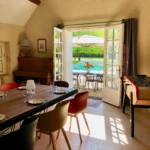 salon avec vue sur la piscine du gite
