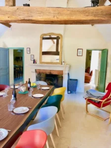 salle à manger avec cheminée