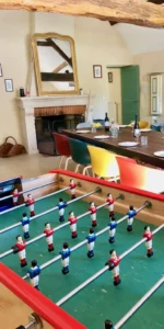 salon avec babyfoot à disposition et cheminée