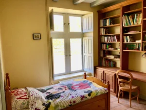 chambre avec bureau et bibliothèque