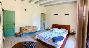 chambre luxueuse propre avec lit 2 places