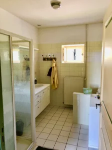 salle de bain toutes commodités