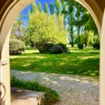 porche qui donne sur le jardin