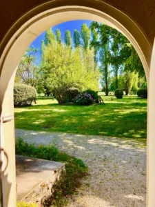 porche qui donne sur le jardin
