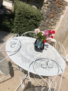 bouquet de fleurs du jardin sur la table du jardin