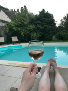 moment de détente au bord de la piscine