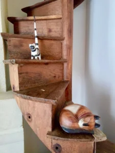 escalier avec décoration statue de chat