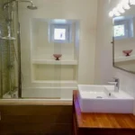 Salle de bain avec baignoire