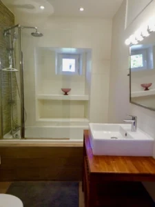 Salle de bain avec baignoire